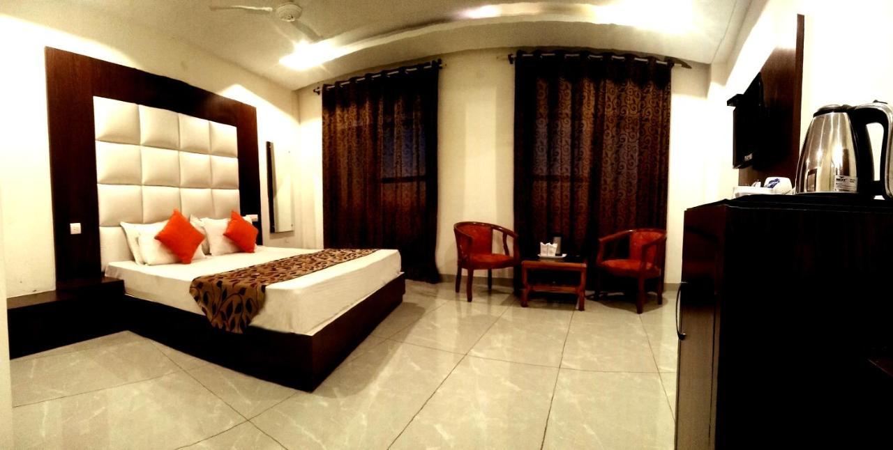 Hotel Vatika - The Riverside Resort Дармсала Екстер'єр фото